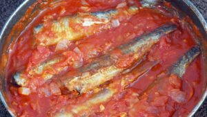 Lee más sobre el artículo Los perros pueden comer sardina en salsa de tomate: una receta deliciosa y saludable